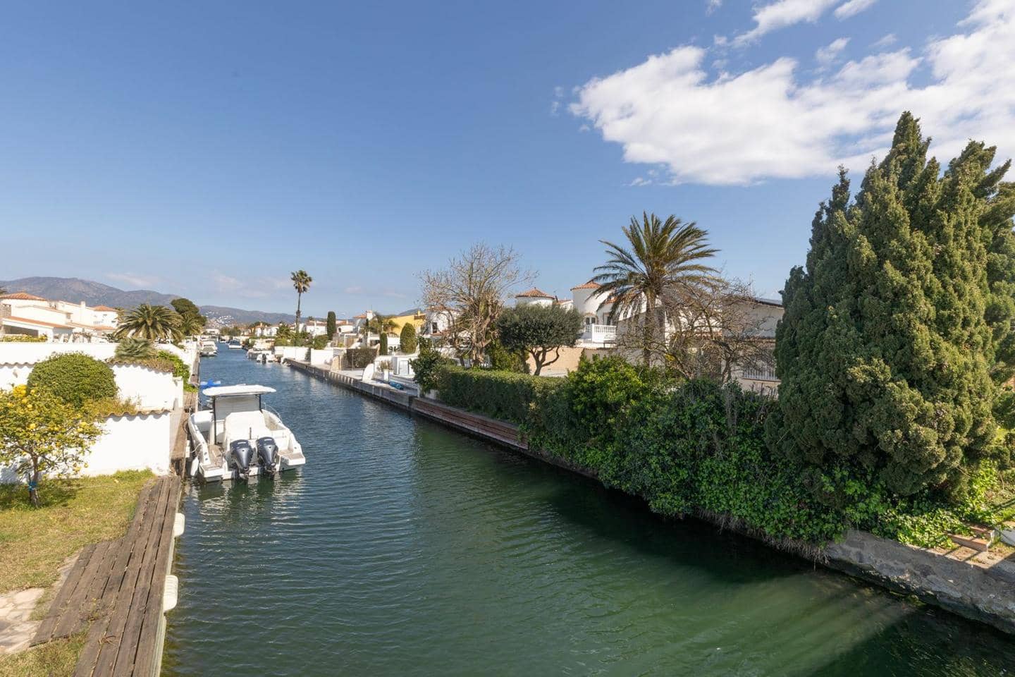 5 bedroom Villa for sale in Empuriabrava with pool - € 1,800,000 (Ref: 9723527)