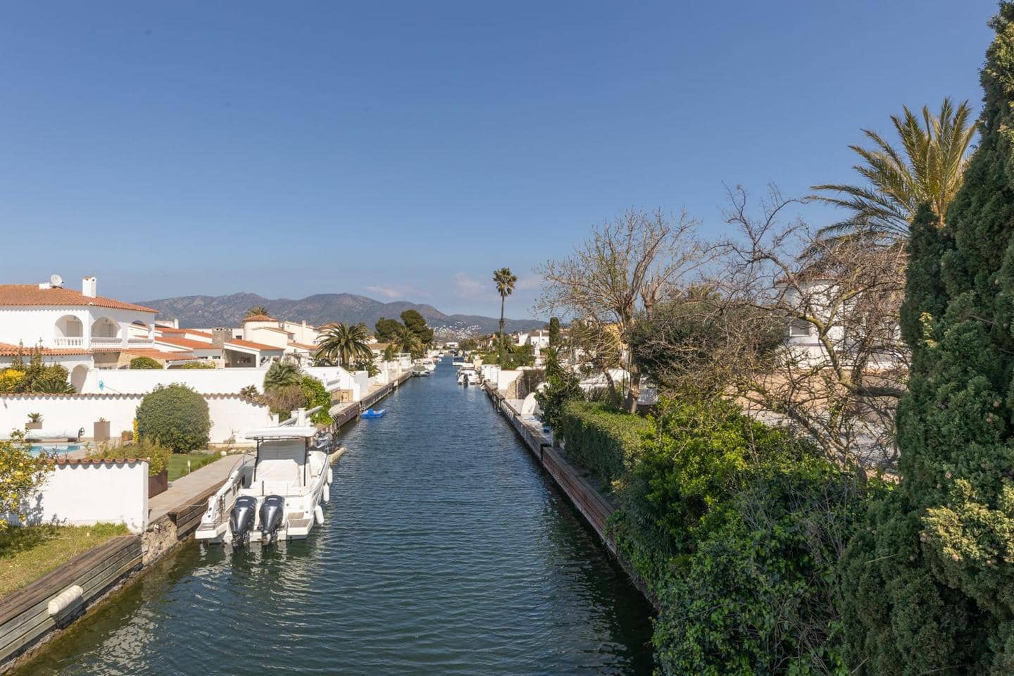 5 bedroom Villa for sale in Empuriabrava with pool - € 1,800,000 (Ref: 9723527)