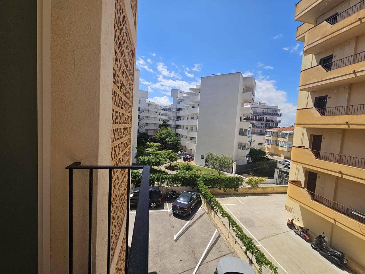 2 bedroom Flat for sale in Roses - € 220,000 (Ref: 9833028)