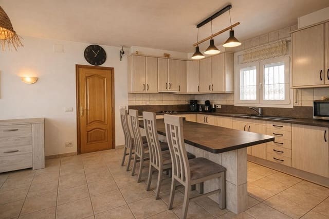 Chalet de 4 habitaciones en Empuriabrava, Castelló d'Empúries en venta con piscina garaje - 599.000 € (Ref: 9839842)
