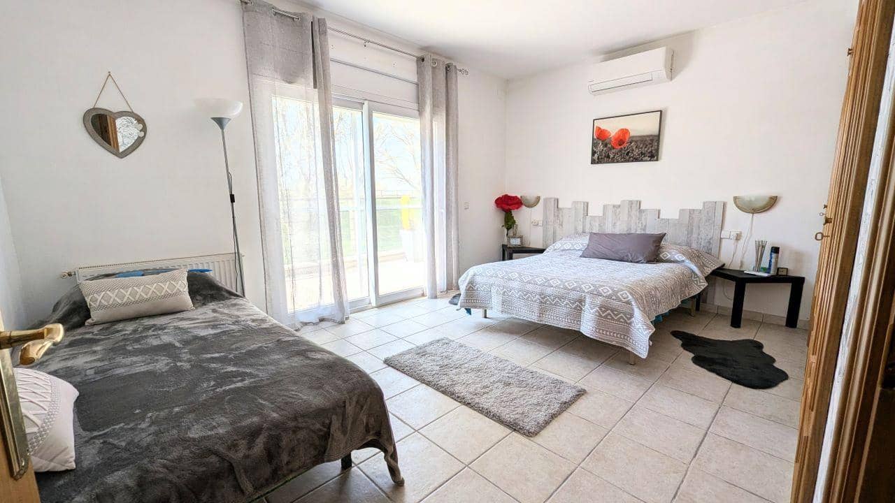 4 sypialnia Willa na sprzedaż w Empuriabrava z basenem garażem - 599 000 € (Ref: 9839842)