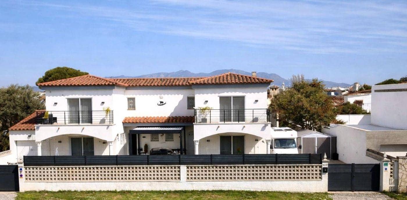 4 sypialnia Willa na sprzedaż w Empuriabrava z basenem garażem - 599 000 € (Ref: 9839842)