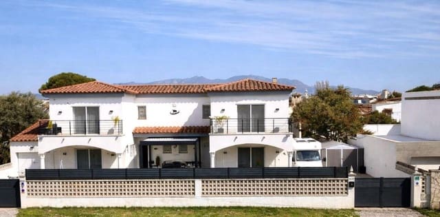 Chalet de 4 habitaciones en Empuriabrava, Castelló d'Empúries en venta con piscina garaje - 599.000 € (Ref: 9839842)