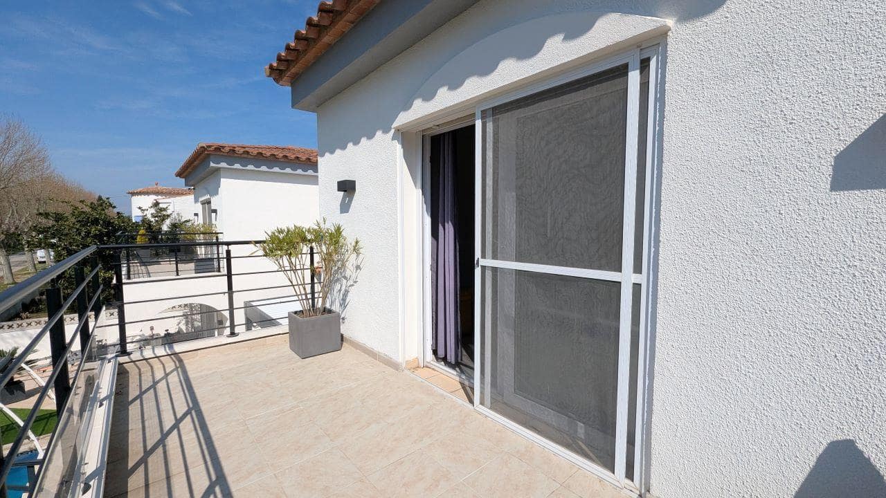 4 sypialnia Willa na sprzedaż w Empuriabrava z basenem garażem - 599 000 € (Ref: 9839842)