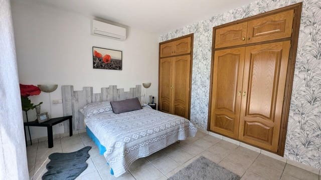 Chalet de 4 habitaciones en Empuriabrava, Castelló d'Empúries en venta con piscina garaje - 599.000 € (Ref: 9839842)