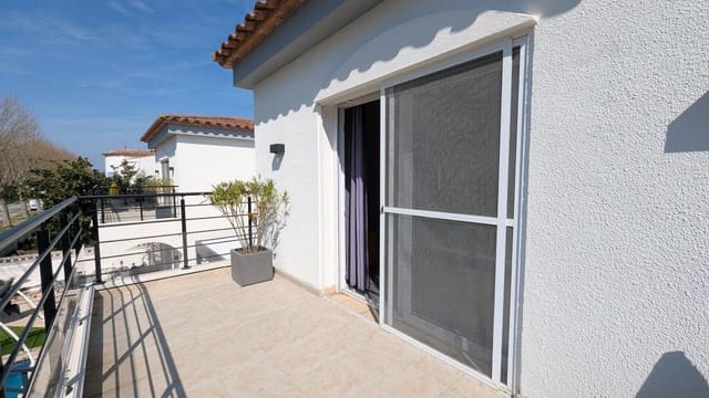 Chalet de 4 habitaciones en Empuriabrava, Castelló d'Empúries en venta con piscina garaje - 599.000 € (Ref: 9839842)