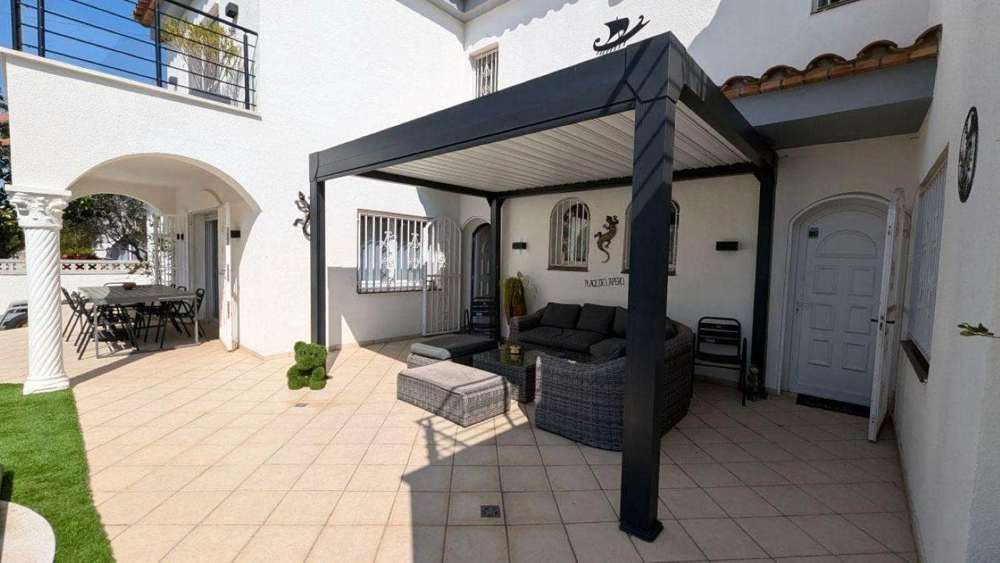 4 sypialnia Willa na sprzedaż w Empuriabrava z basenem garażem - 599 000 € (Ref: 9839842)