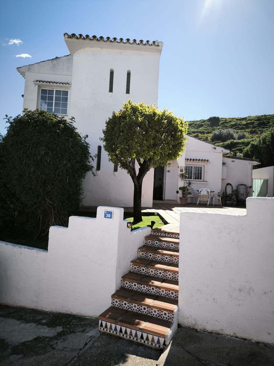 5 bedroom Villa for sale in Cerro del Aguila with pool garage - € 895,000 (Ref: 9687409)