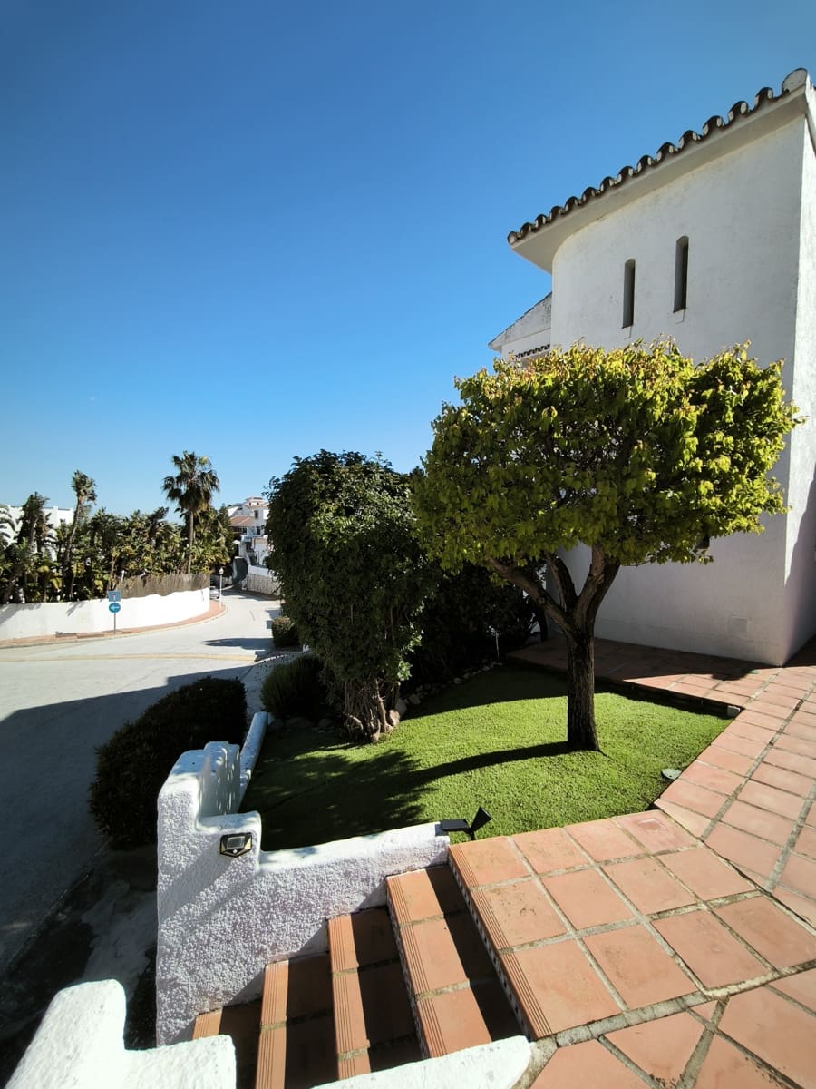 5 bedroom Villa for sale in Cerro del Aguila with pool garage - € 895,000 (Ref: 9687409)