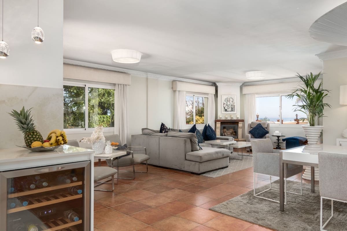 4 makuuhuone Huvila myytävänä paikassa La Cala de Mijas mukana uima-altaan - 995 000 € (Ref: 9688446)