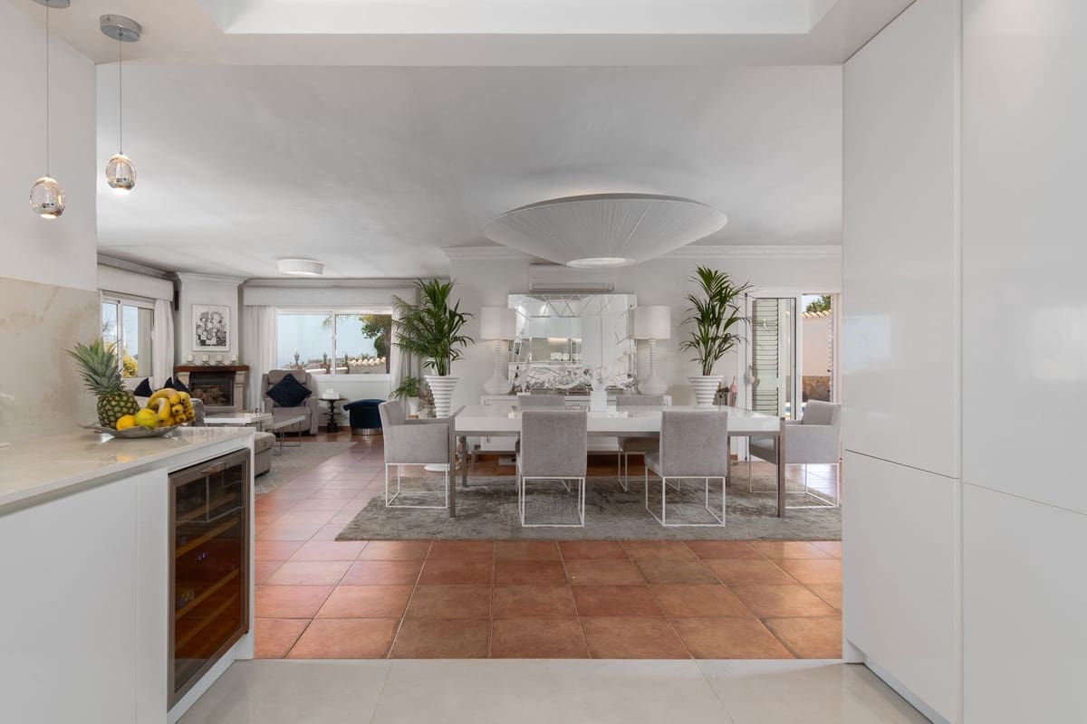 4 makuuhuone Huvila myytävänä paikassa La Cala de Mijas mukana uima-altaan - 995 000 € (Ref: 9688446)