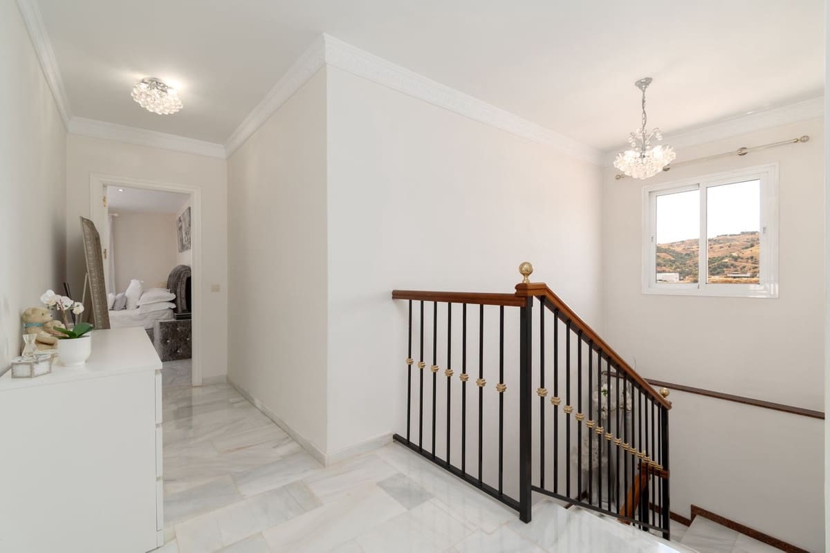 4 makuuhuone Huvila myytävänä paikassa La Cala de Mijas mukana uima-altaan - 995 000 € (Ref: 9688446)