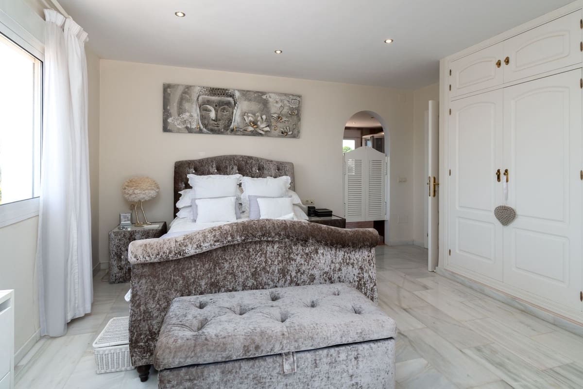 4 makuuhuone Huvila myytävänä paikassa La Cala de Mijas mukana uima-altaan - 995 000 € (Ref: 9688446)