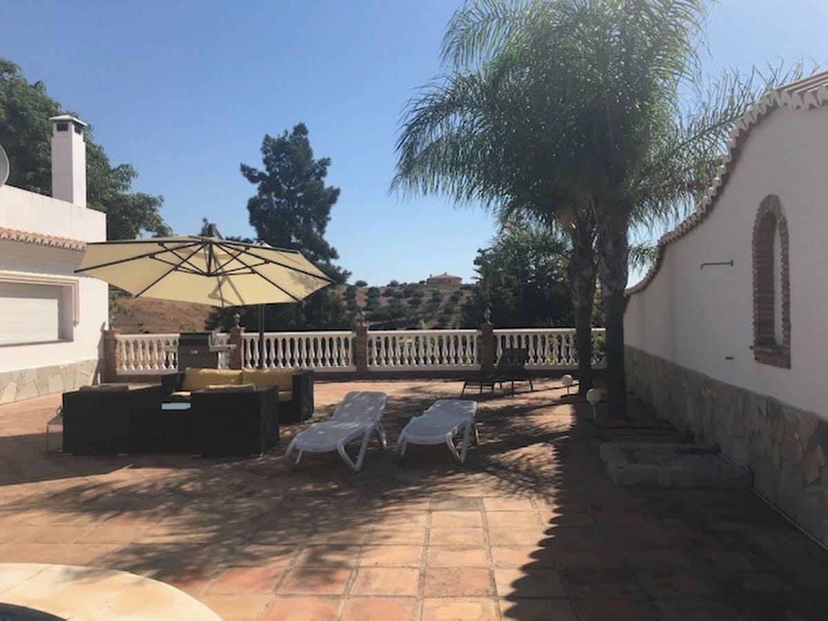 4 makuuhuone Huvila myytävänä paikassa La Cala de Mijas mukana uima-altaan - 995 000 € (Ref: 9688446)