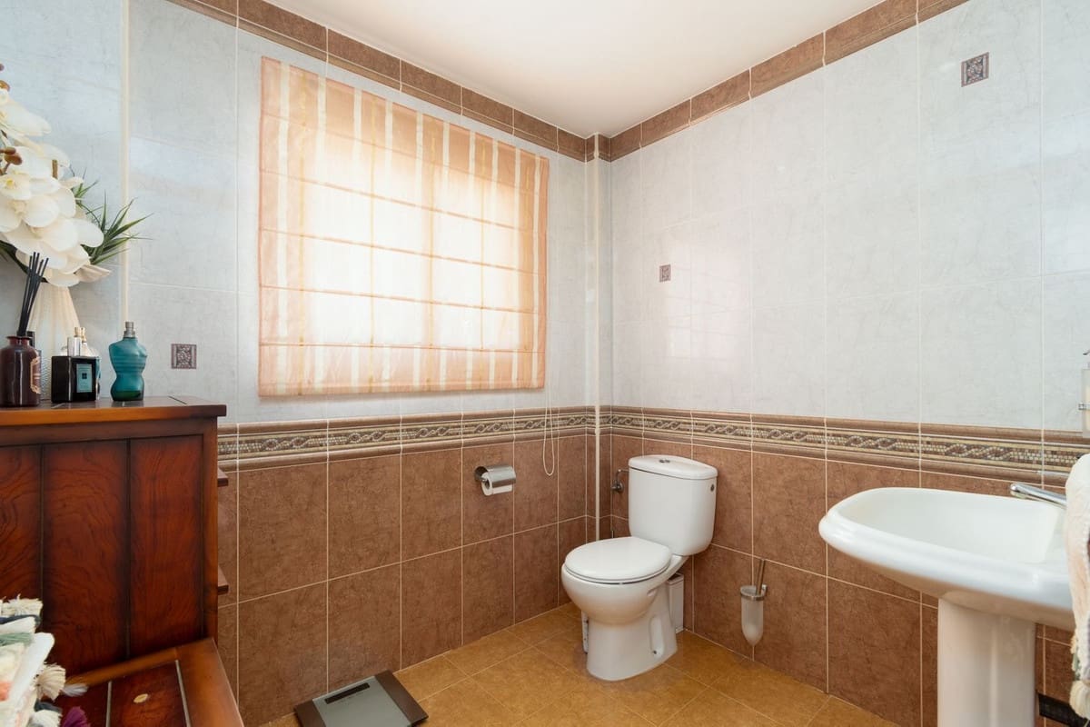 4 makuuhuone Huvila myytävänä paikassa La Cala de Mijas mukana uima-altaan - 995 000 € (Ref: 9688446)