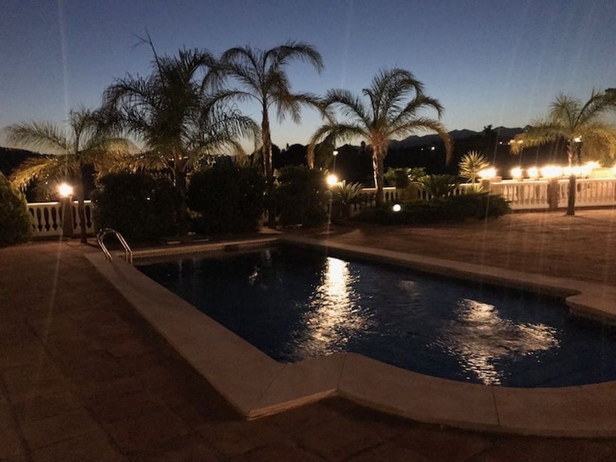 4 makuuhuone Huvila myytävänä paikassa La Cala de Mijas mukana uima-altaan - 995 000 € (Ref: 9688446)