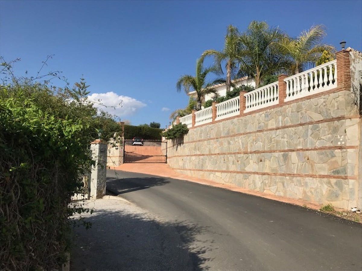 4 makuuhuone Huvila myytävänä paikassa La Cala de Mijas mukana uima-altaan - 995 000 € (Ref: 9688446)