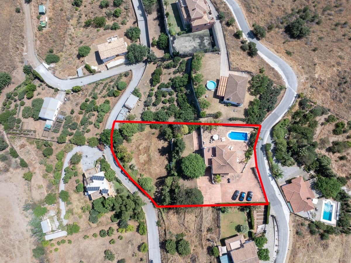 4 makuuhuone Huvila myytävänä paikassa La Cala de Mijas mukana uima-altaan - 995 000 € (Ref: 9688446)