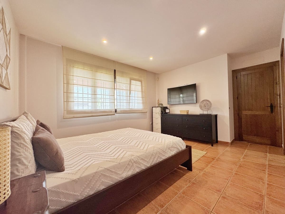 3 bedroom Villa for sale in La Sierrezuela with pool garage - € 759,000 (Ref: 9688448)