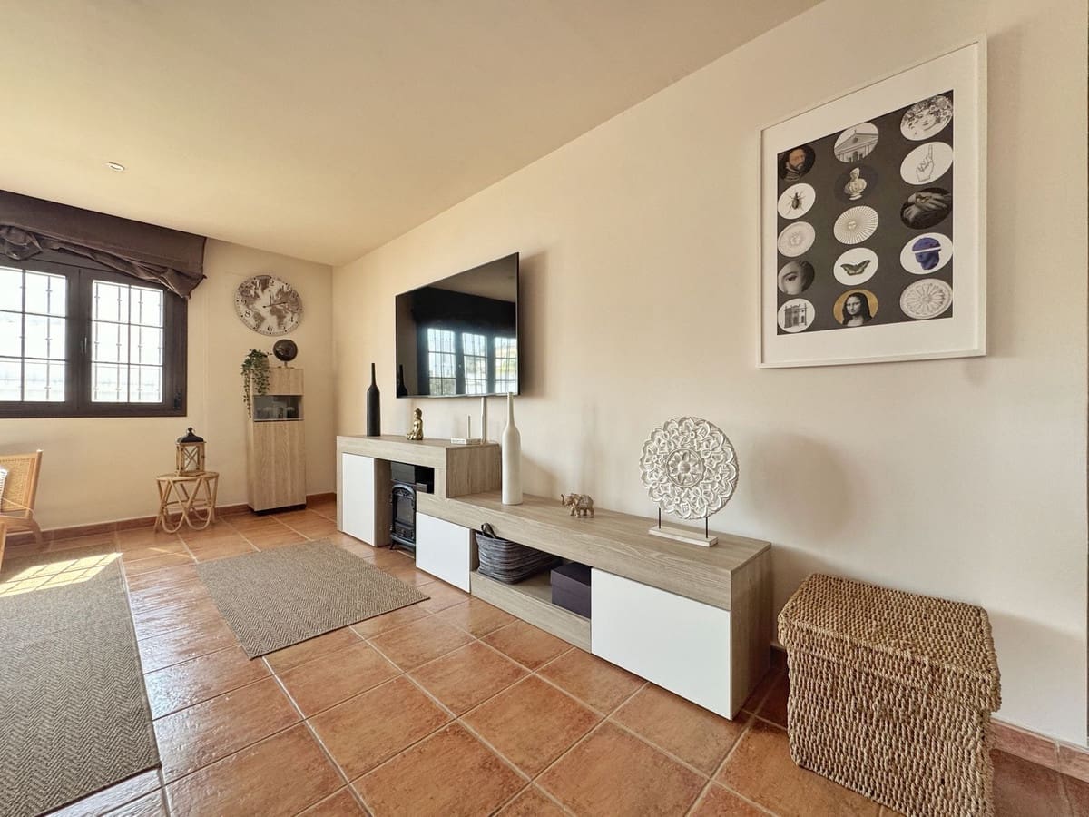3 bedroom Villa for sale in La Sierrezuela with pool garage - € 759,000 (Ref: 9688448)