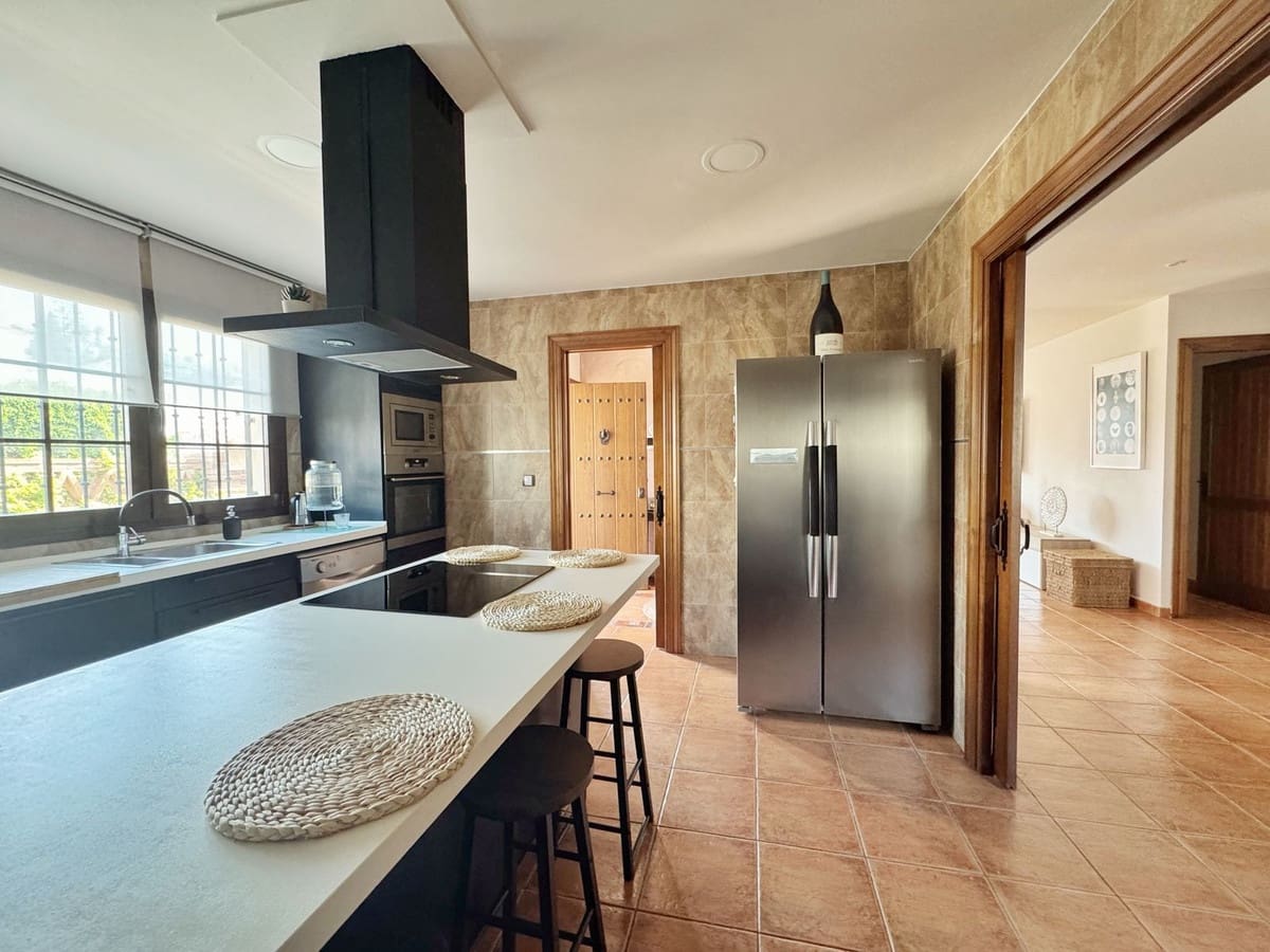 3 bedroom Villa for sale in La Sierrezuela with pool garage - € 759,000 (Ref: 9688448)