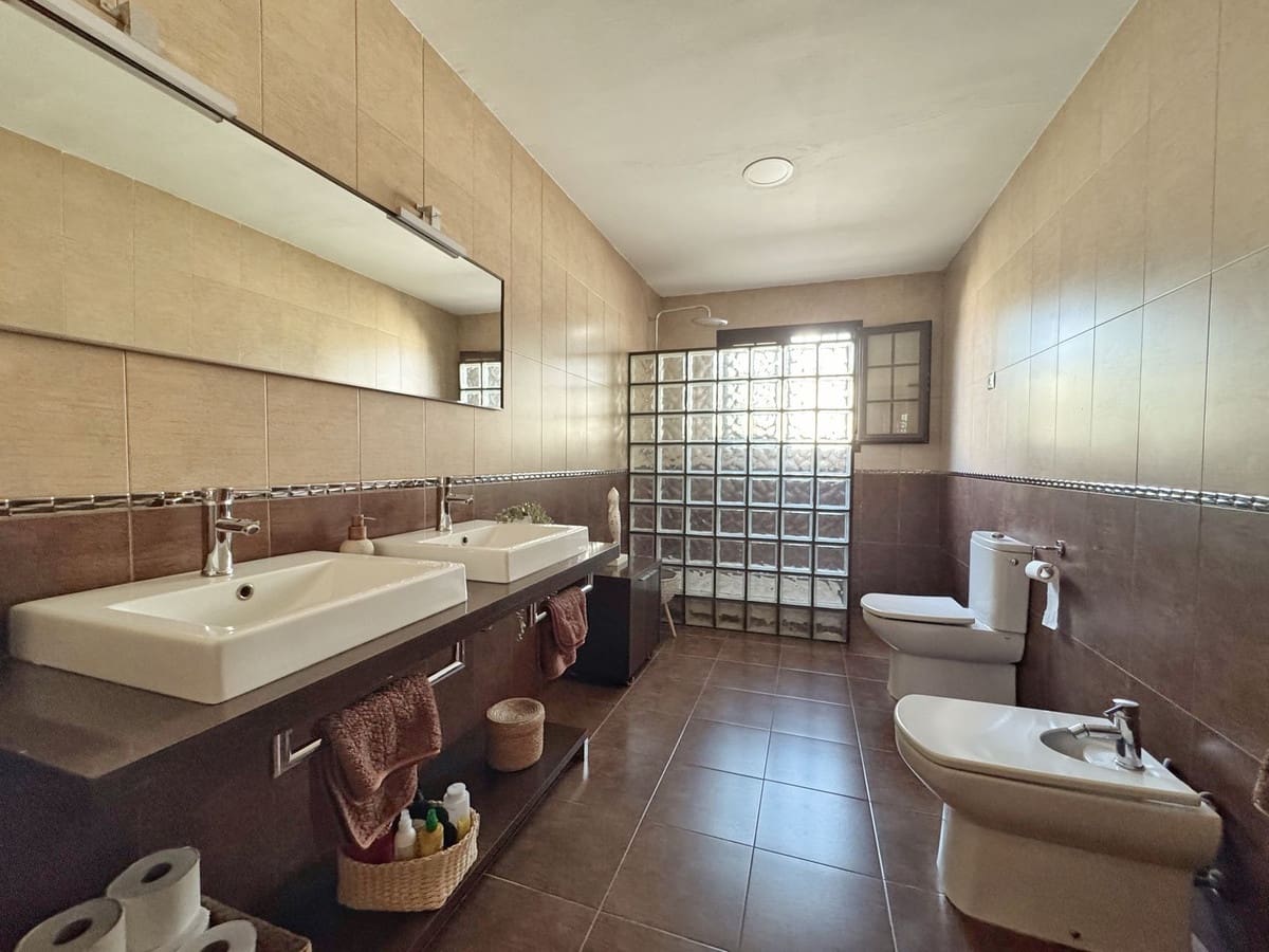 3 bedroom Villa for sale in La Sierrezuela with pool garage - € 759,000 (Ref: 9688448)