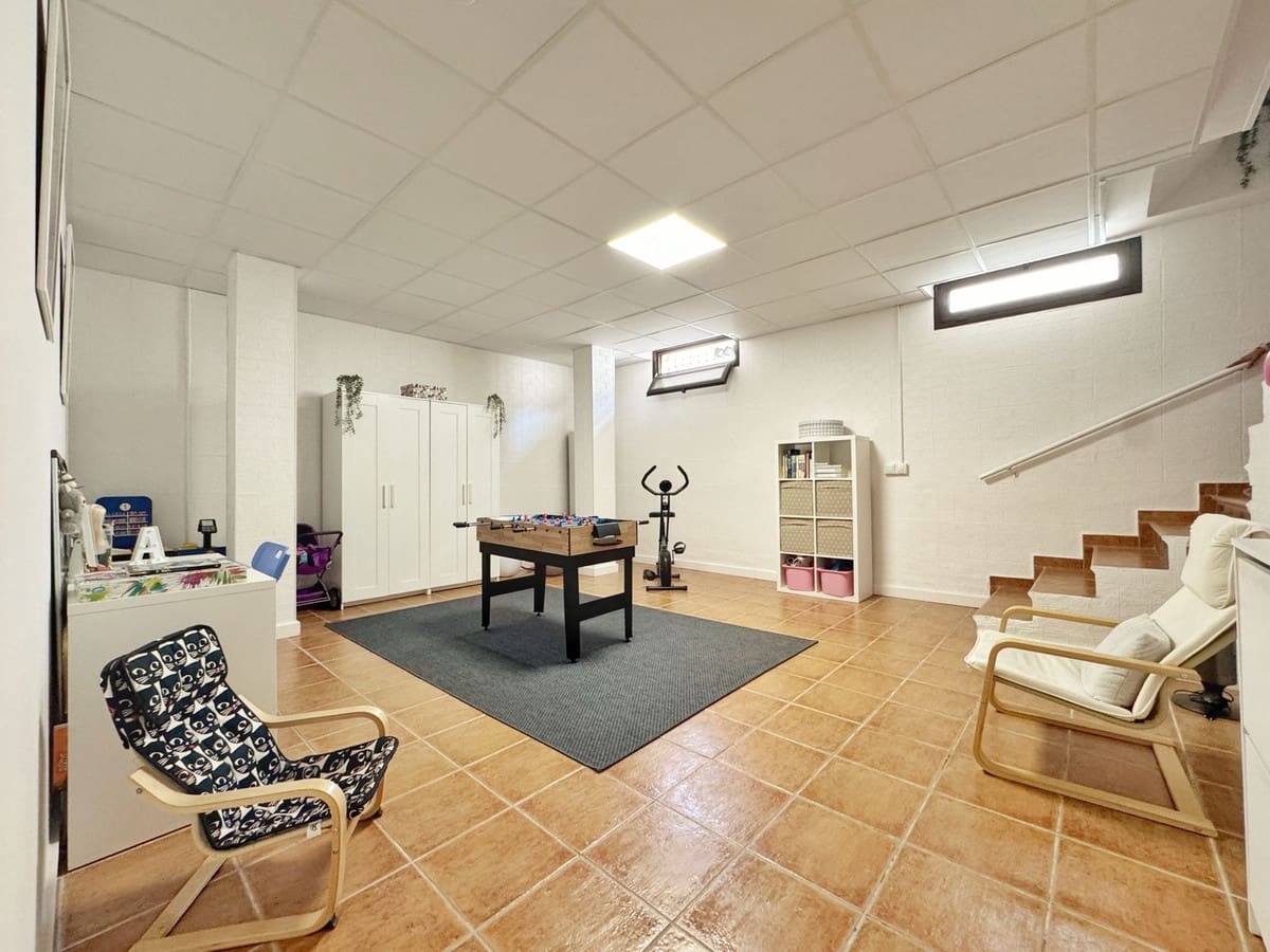 3 bedroom Villa for sale in La Sierrezuela with pool garage - € 759,000 (Ref: 9688448)