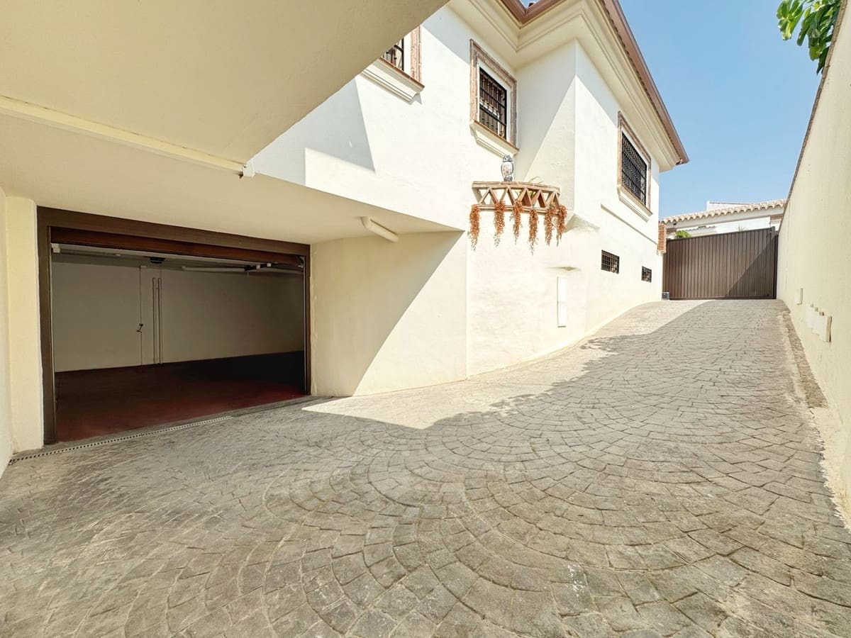 3 bedroom Villa for sale in La Sierrezuela with pool garage - € 759,000 (Ref: 9688448)