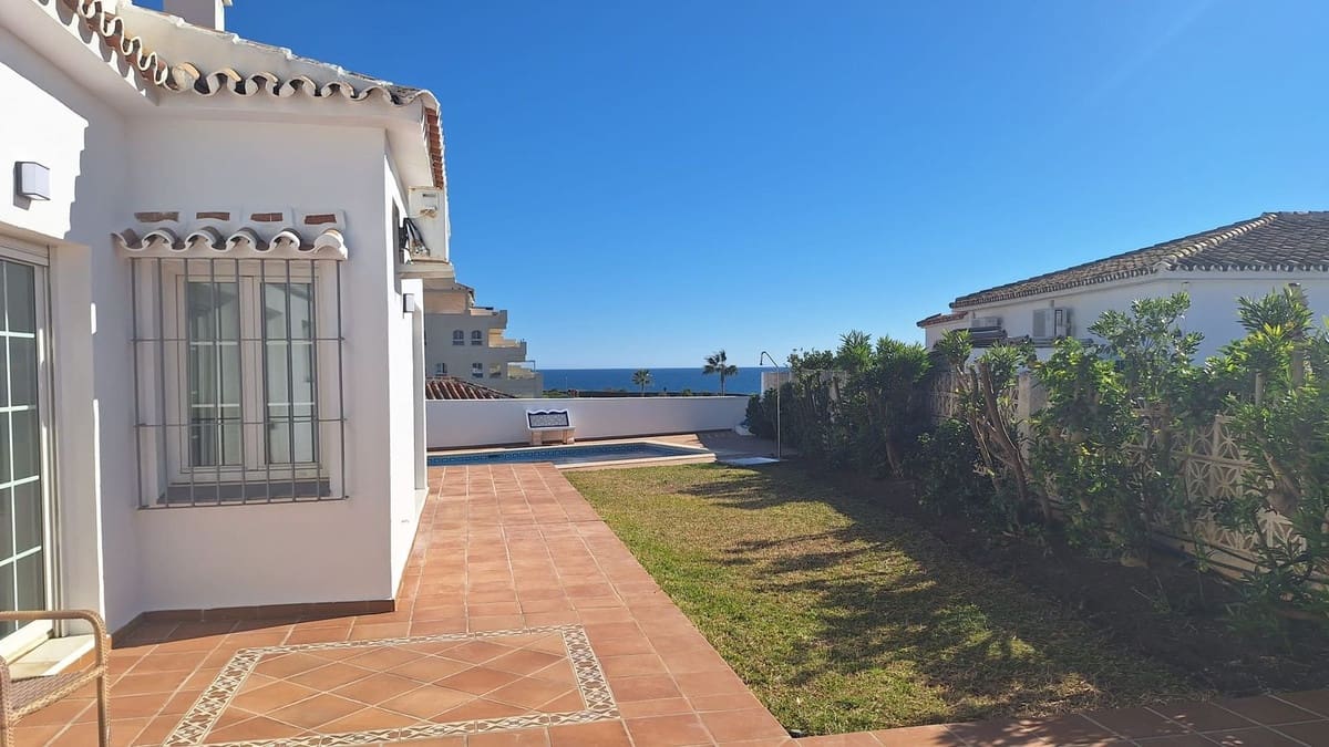 3 soverom Villa til salgs i Torrevieja med svømmebasseng garasje - € 795 000 (Ref: 9688500)