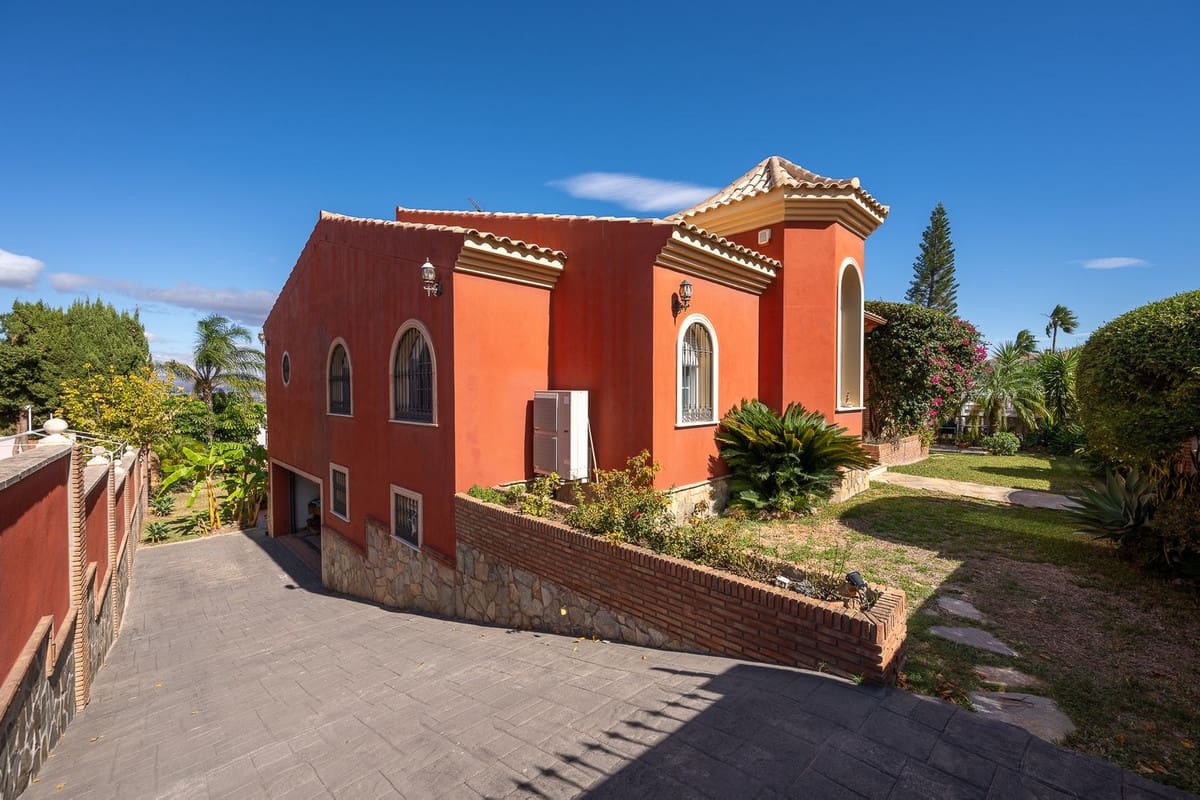 5 bedroom Semi-detached Villa for sale in Alhaurin de la Torre with pool garage - € 998,000 (Ref: 9699275)