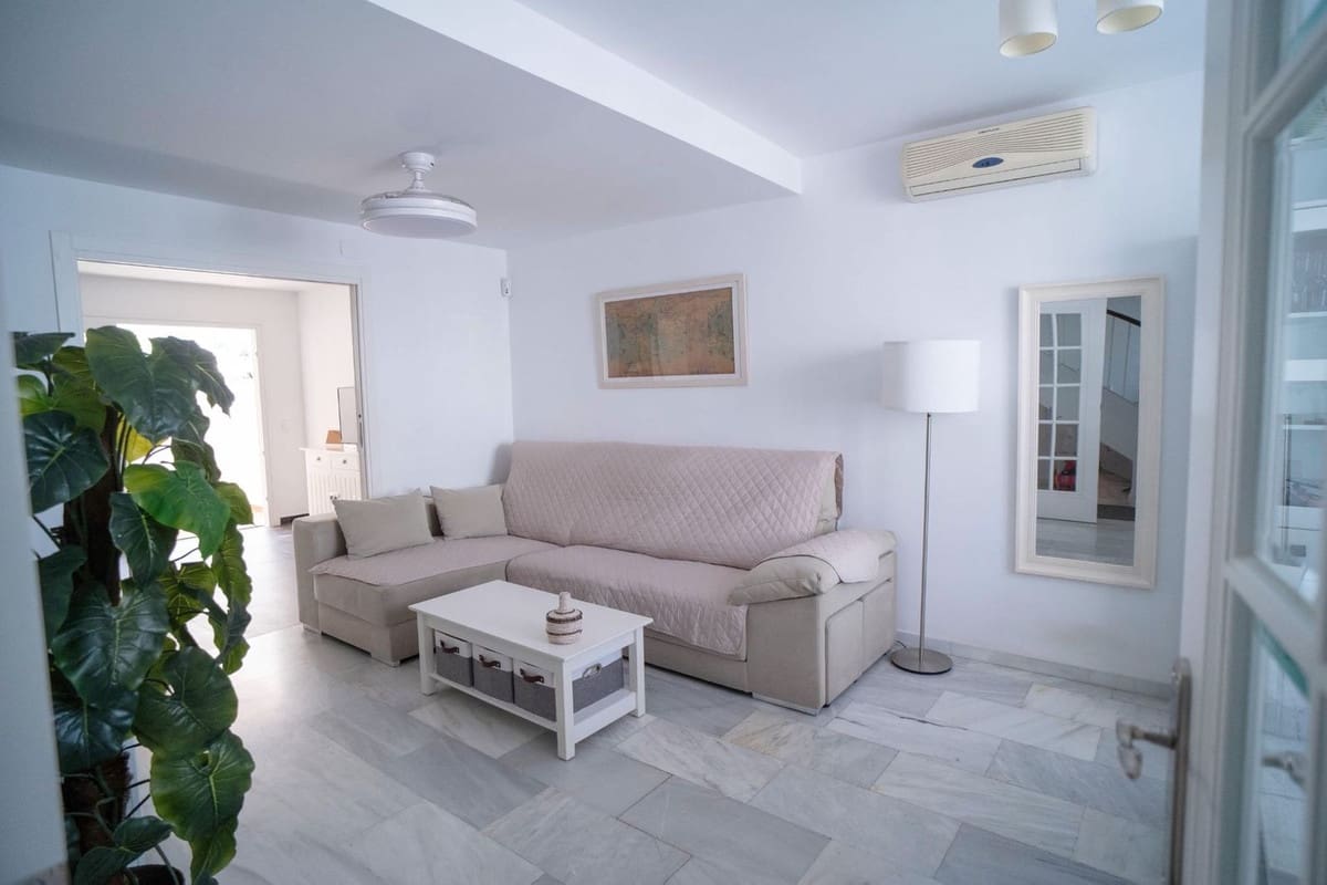 6 soveværelse Semi-Rækkehus til salg i Las Lagunas de Mijas med garage - € 485.000 (Ref: 9699670)