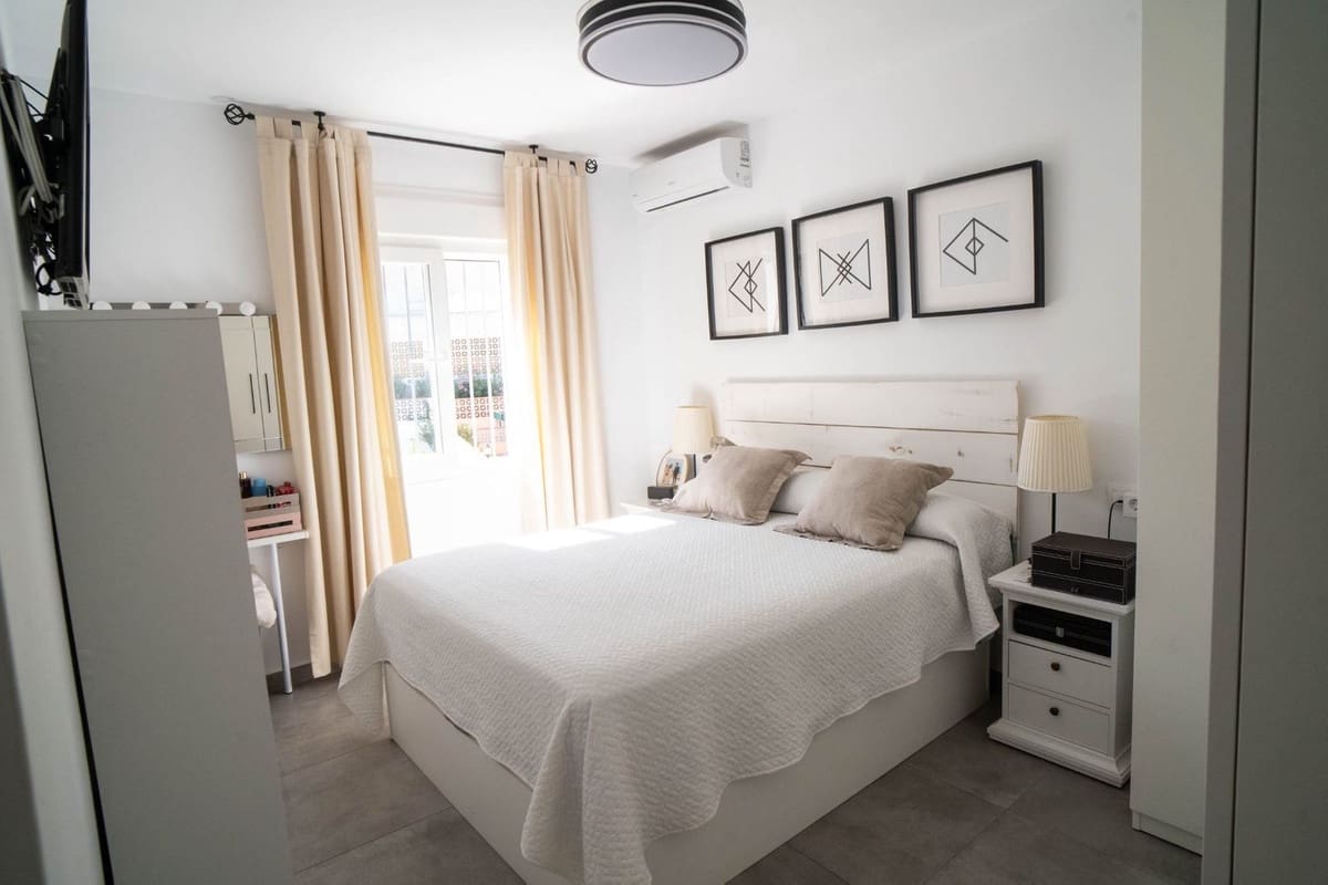 6 soveværelse Semi-Rækkehus til salg i Las Lagunas de Mijas med garage - € 485.000 (Ref: 9699670)