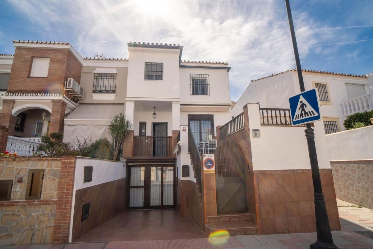 6 soveværelse Semi-Rækkehus til salg i Las Lagunas de Mijas med garage - € 485.000 (Ref: 9699670)