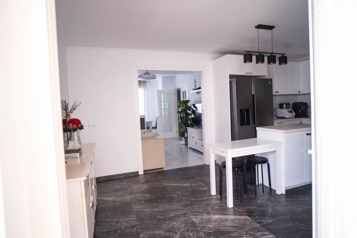 6 soveværelse Semi-Rækkehus til salg i Las Lagunas de Mijas med garage - € 485.000 (Ref: 9699670)