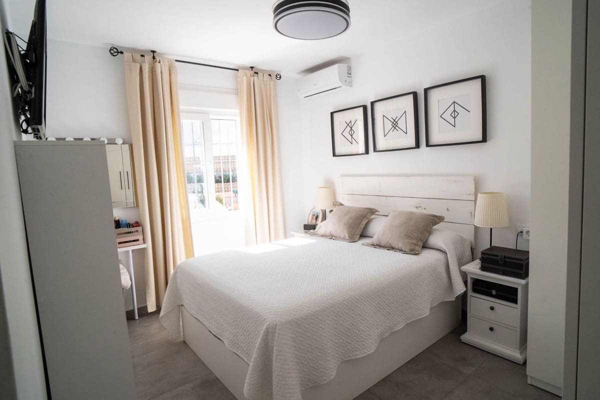 6 soveværelse Semi-Rækkehus til salg i Las Lagunas de Mijas med garage - € 485.000 (Ref: 9699670)