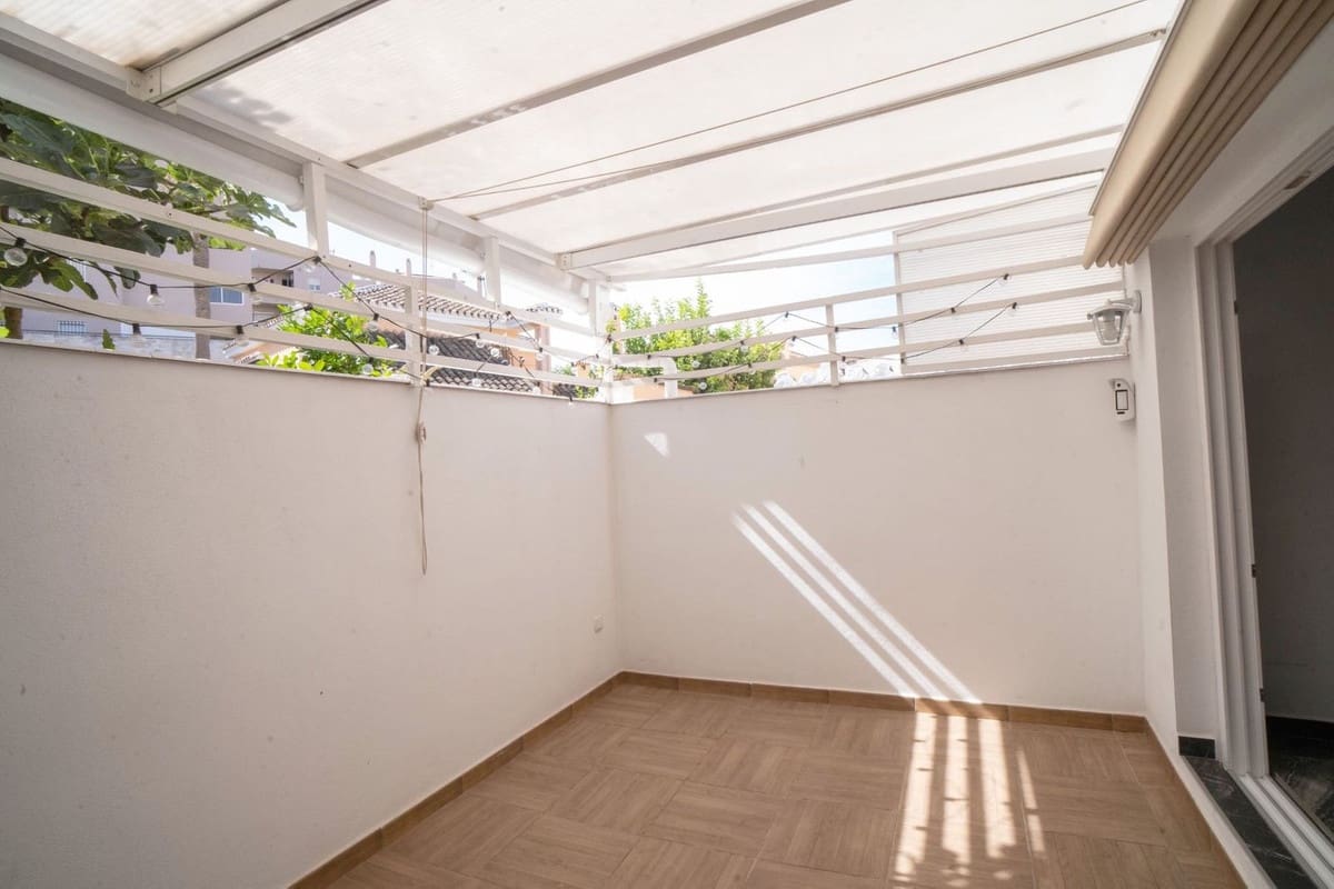 6 soveværelse Semi-Rækkehus til salg i Las Lagunas de Mijas med garage - € 485.000 (Ref: 9699670)