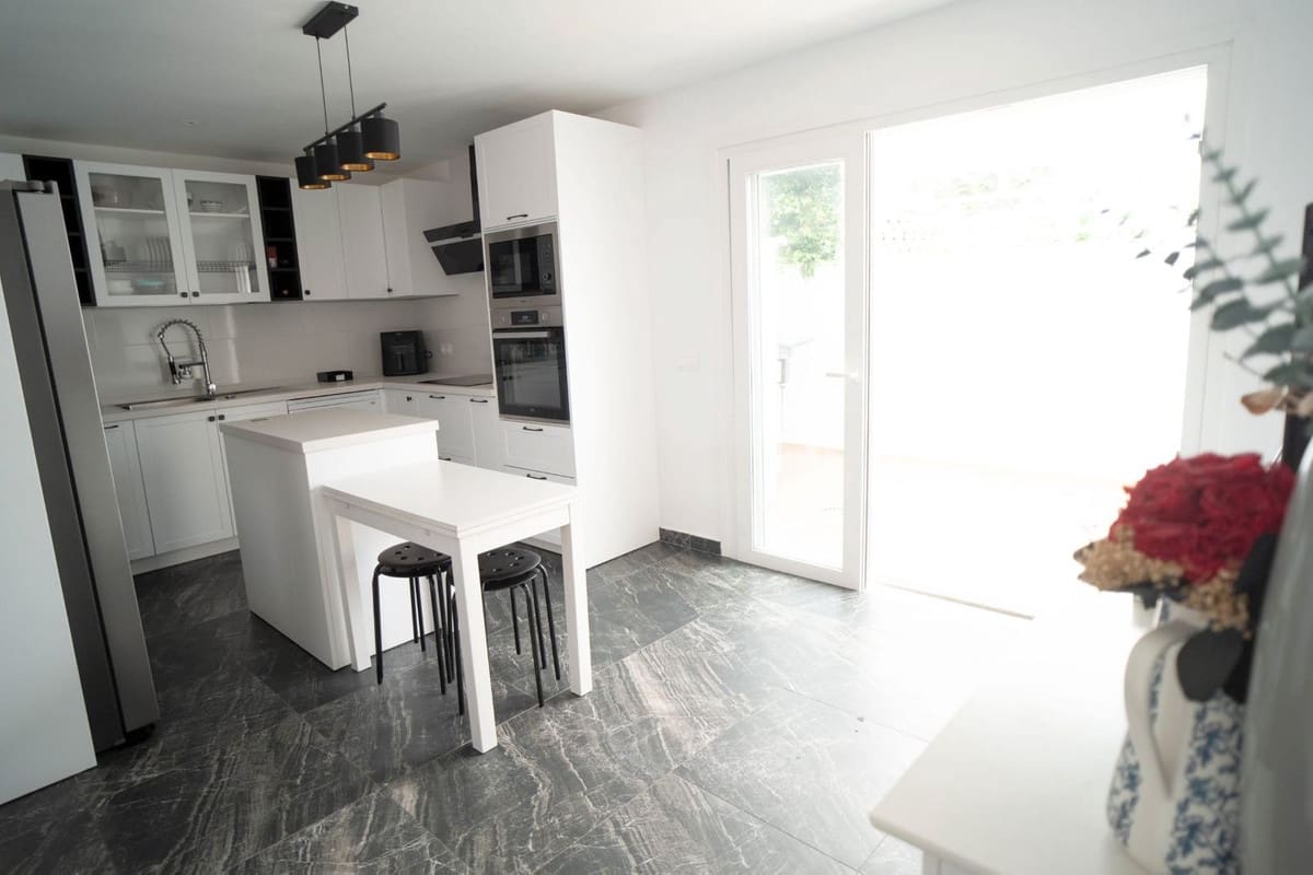 6 soveværelse Semi-Rækkehus til salg i Las Lagunas de Mijas med garage - € 485.000 (Ref: 9699670)