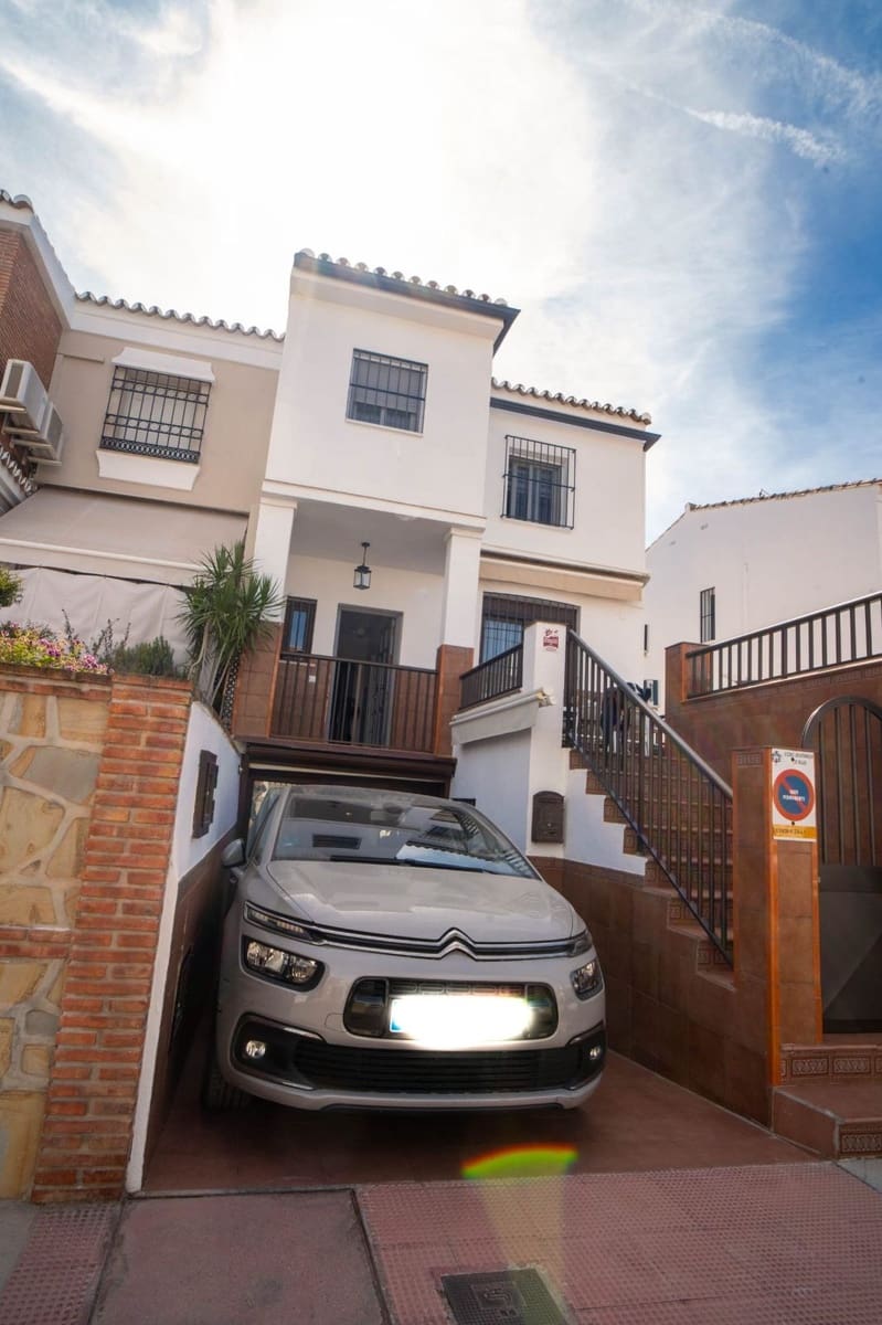 6 soveværelse Semi-Rækkehus til salg i Las Lagunas de Mijas med garage - € 485.000 (Ref: 9699670)