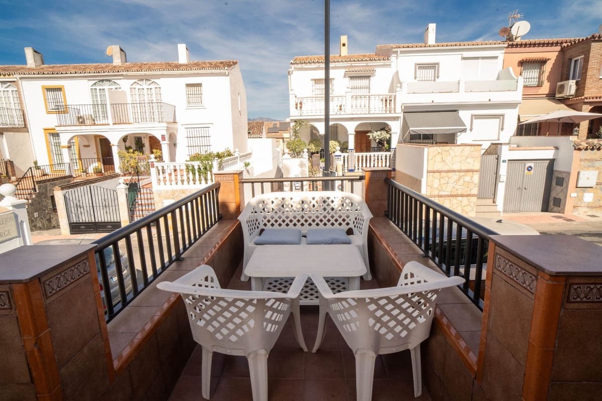 6 soveværelse Semi-Rækkehus til salg i Las Lagunas de Mijas med garage - € 485.000 (Ref: 9699670)