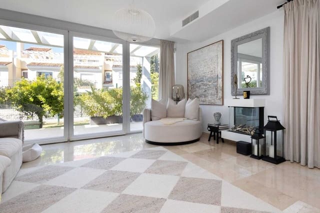 4 soveværelse Semi-Rækkehus til salg i Calahonda, Mijas med swimmingpool garage - € 775.000 (Ref: 9793389)