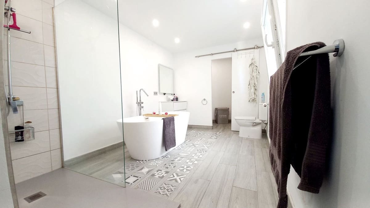 6 soveværelse Villa til salg i Mijas Costa med swimmingpool garage - € 749.000 (Ref: 9793414)