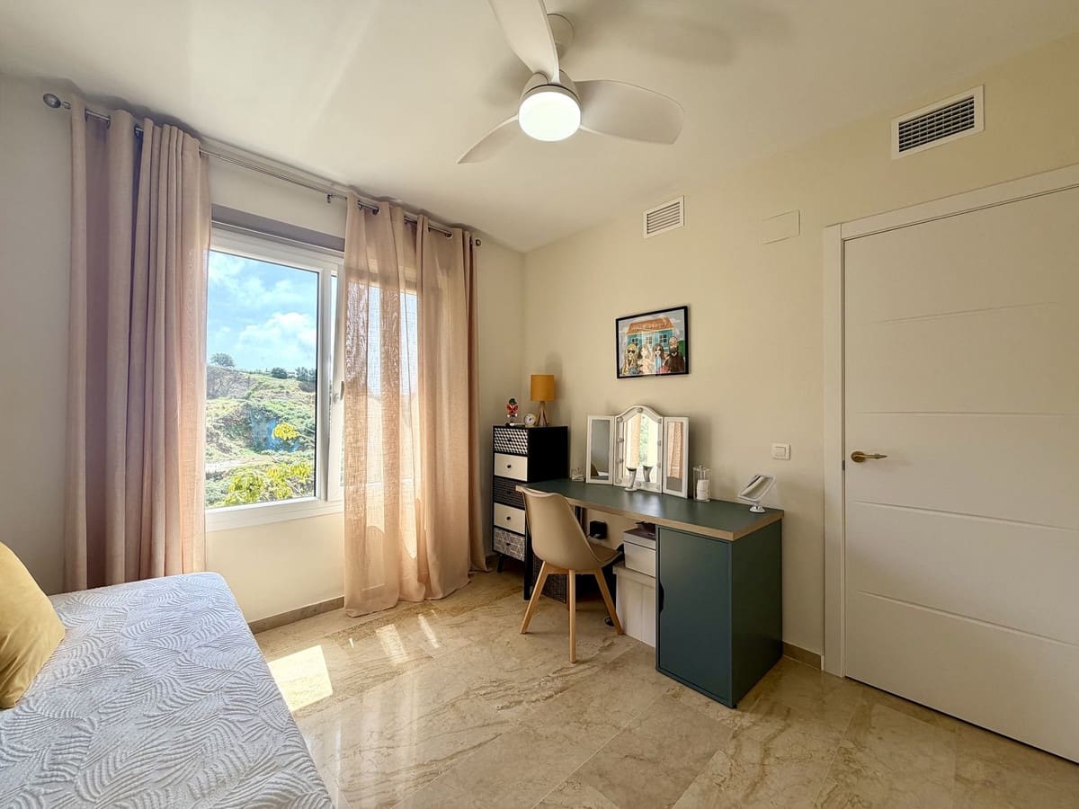 3 bedroom Apartment for sale in Calahonda - € 429,000 (Ref: 9810872)