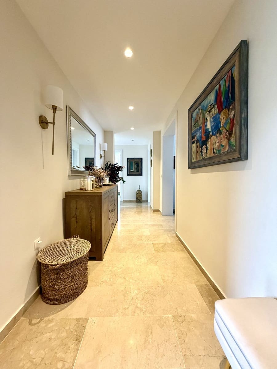 3 bedroom Apartment for sale in Calahonda - € 429,000 (Ref: 9810872)