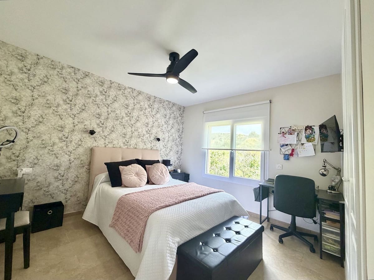 3 bedroom Apartment for sale in Calahonda - € 429,000 (Ref: 9810872)