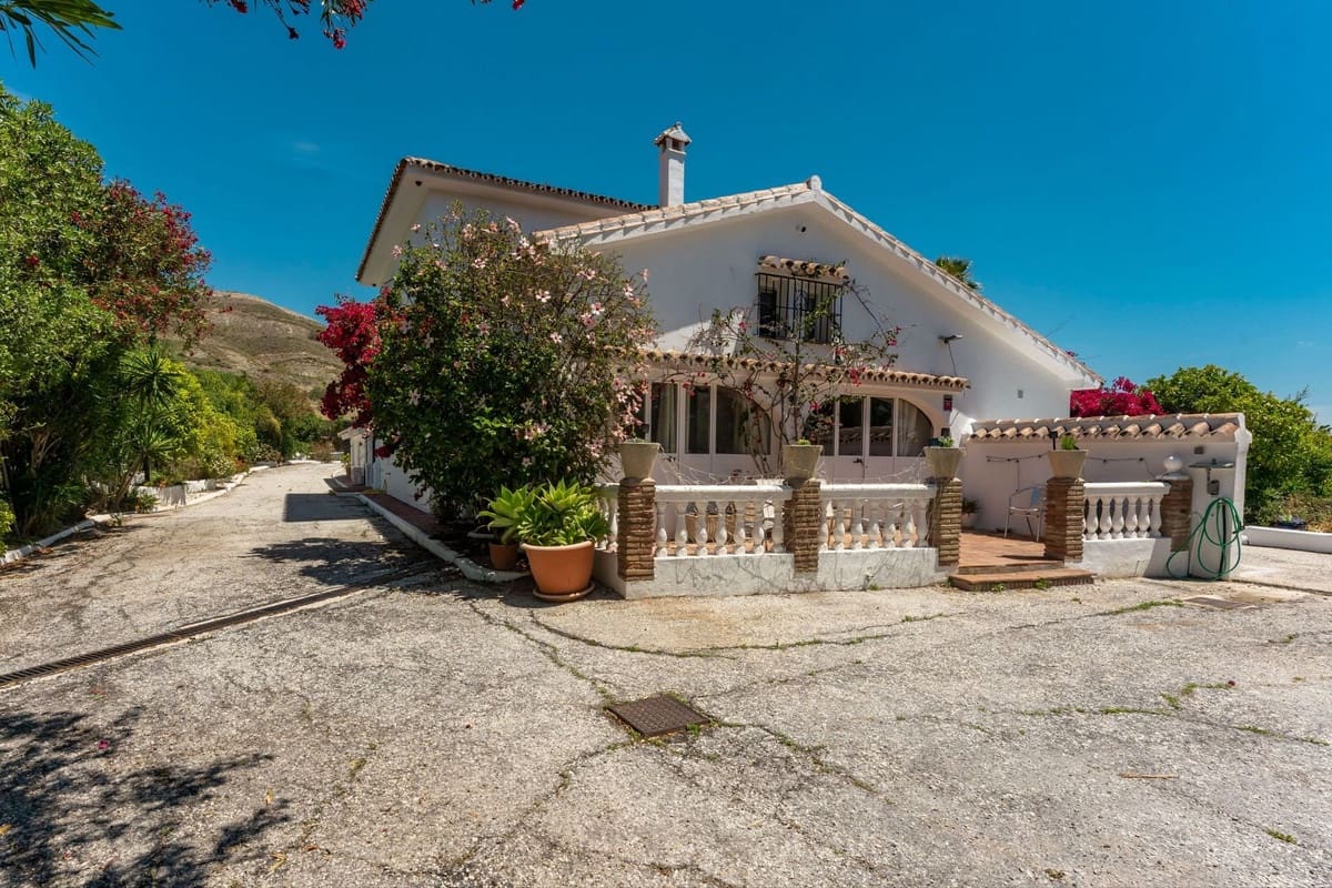 6 slaapkamer Villa te koop in Alhaurin el Grande met zwembad garage - € 749.000 (Ref: 9850578)