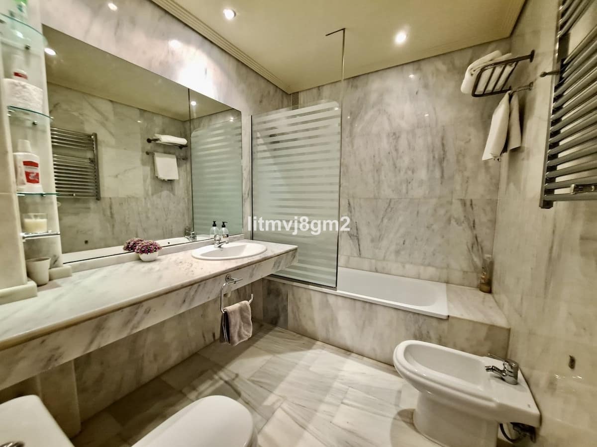 3 bedroom Apartment for sale in Fuengirola with pool garage - € 430,000 (Ref: 9850616)