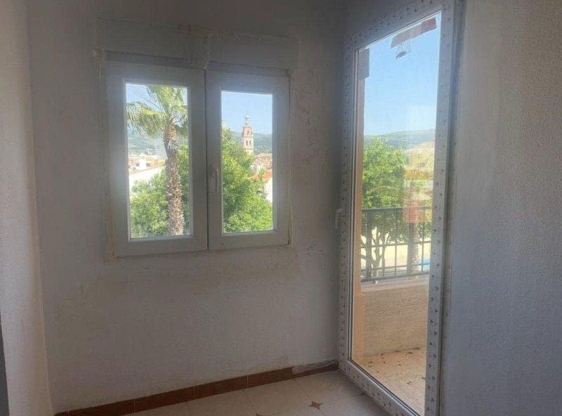 Piso de 3 habitaciones en Ontinyent en venta - 74.000 € (Ref: 9569215)