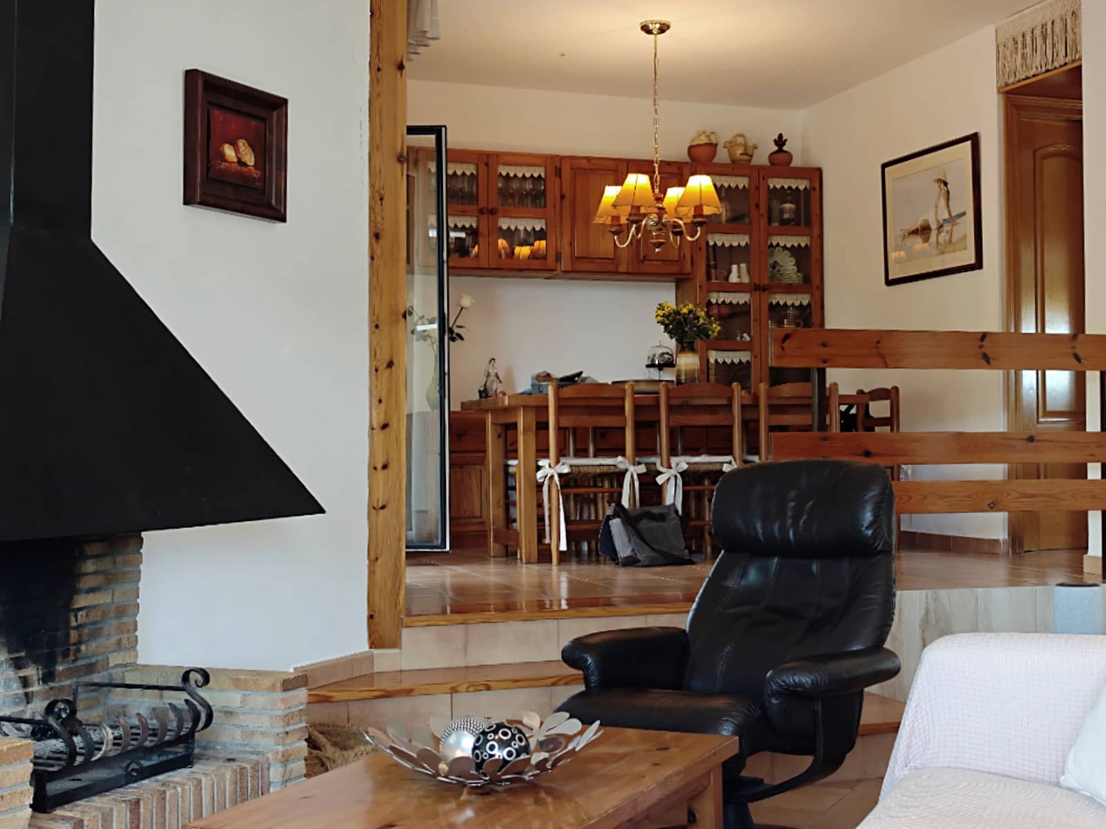 5 bedroom Villa for sale in Palleja with garage - € 539,000 (Ref: 9736251)