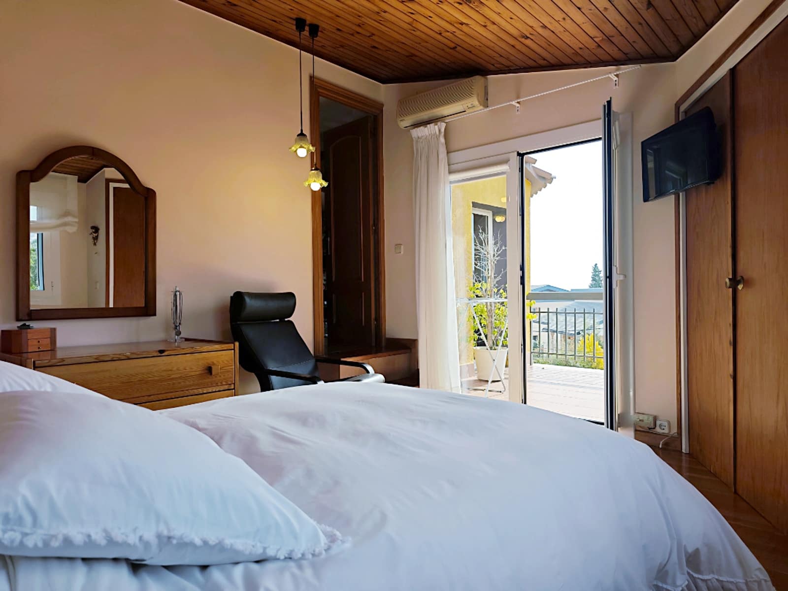 5 bedroom Villa for sale in Palleja with garage - € 539,000 (Ref: 9736251)