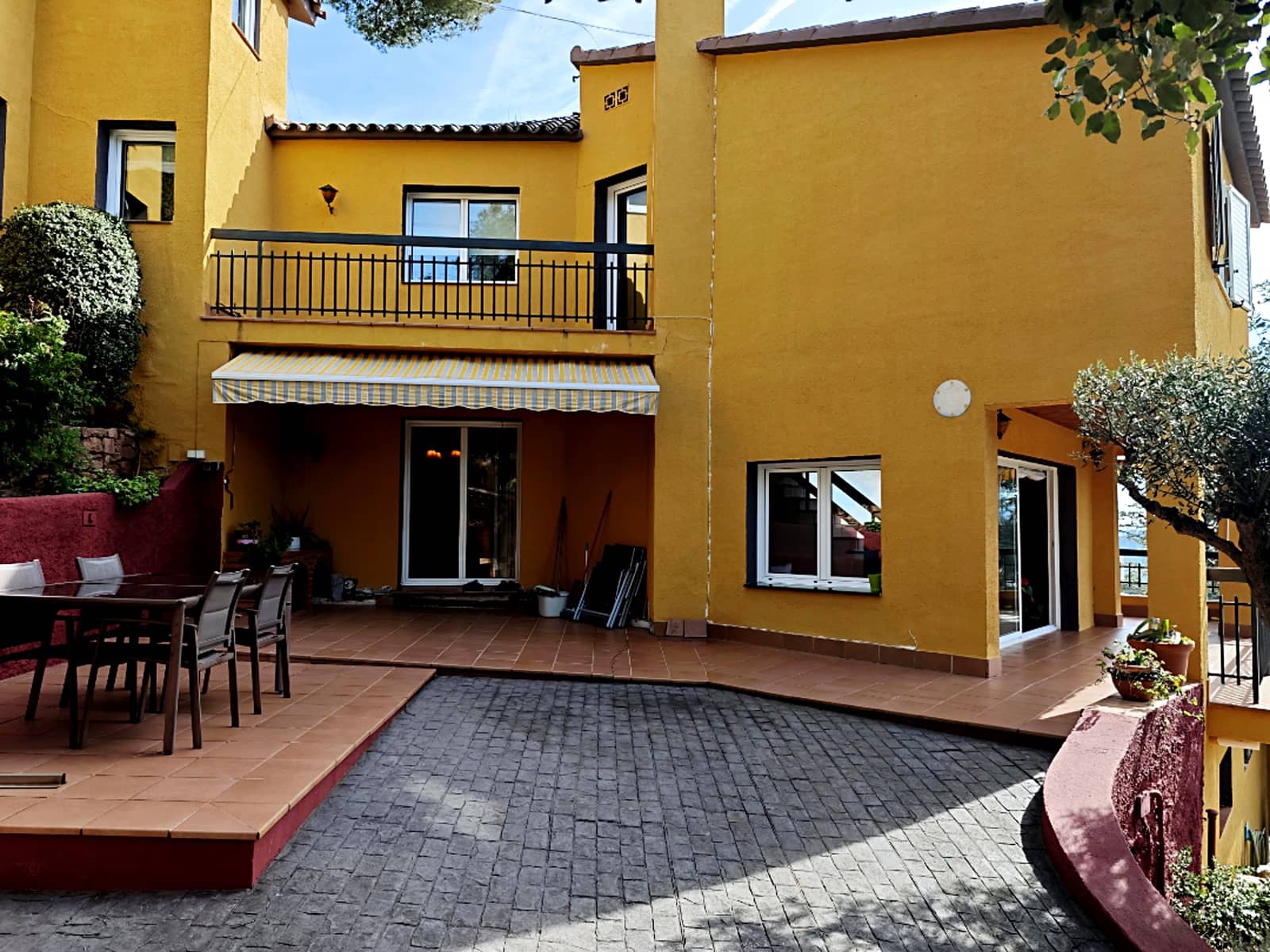 5 bedroom Villa for sale in Palleja with garage - € 539,000 (Ref: 9736251)